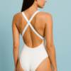 Traje de baño con espalda abierta
